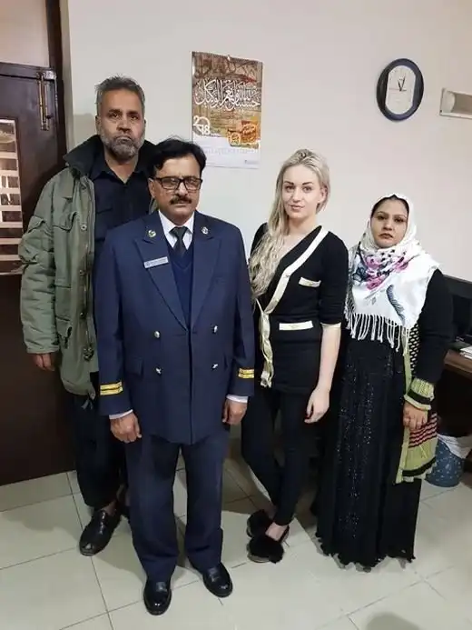 Улыбающаяся контрабандистка обрела известность в сети