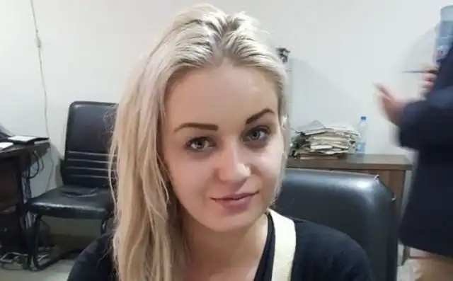 Улыбающаяся контрабандистка обрела известность в сети