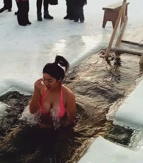 Крещение и девушки в купелях