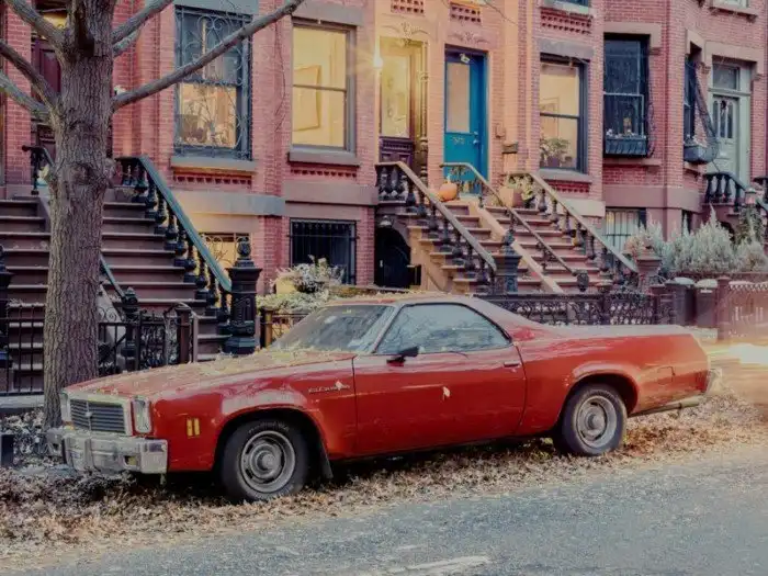 Припаркованные автомобили в объективе фотографа Френка Бобота