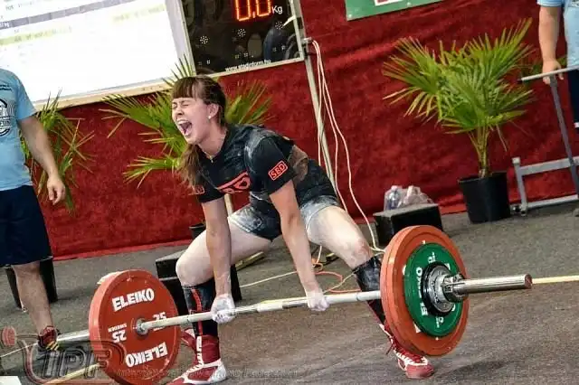 Эта девушка вовсе не такая хрупкая, какой она кажется