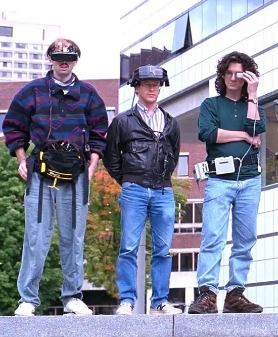 Найдено старое фото инженеров МТИ с первыми портативными аппаратами