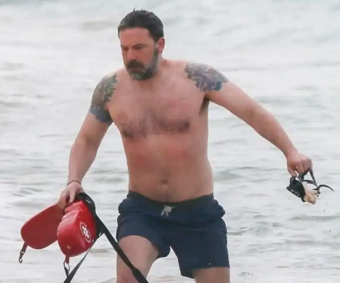 Бен Аффлек вновь позабавил пользователей сети нелепой татуировкой