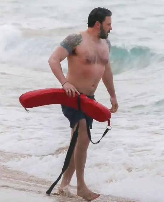 Бен Аффлек вновь позабавил пользователей сети нелепой татуировкой