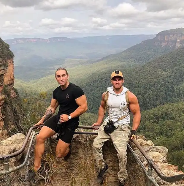 Инвалид-колясочник Скотт Дулан три дня взбирался на Эверест на руках
