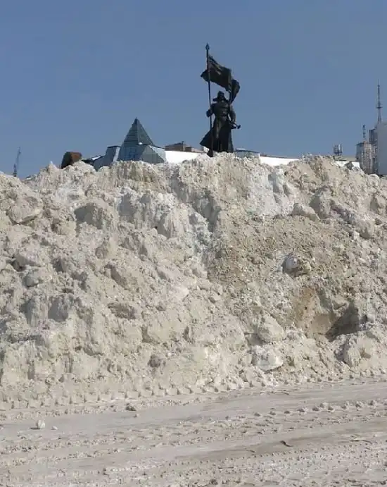 Центр Владивостока в сугробах грязного снега