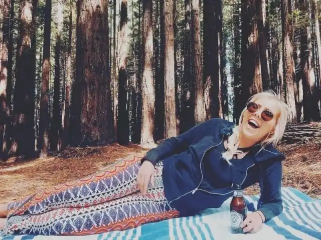 Кем работает эта блондинка?