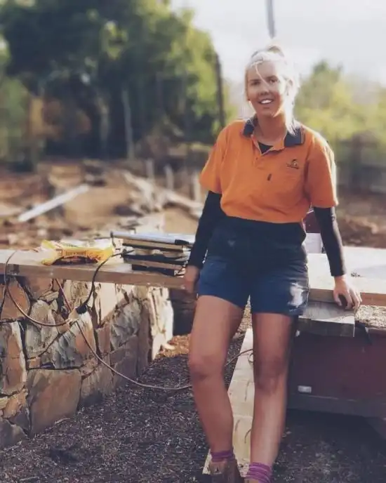 Кем работает эта блондинка?