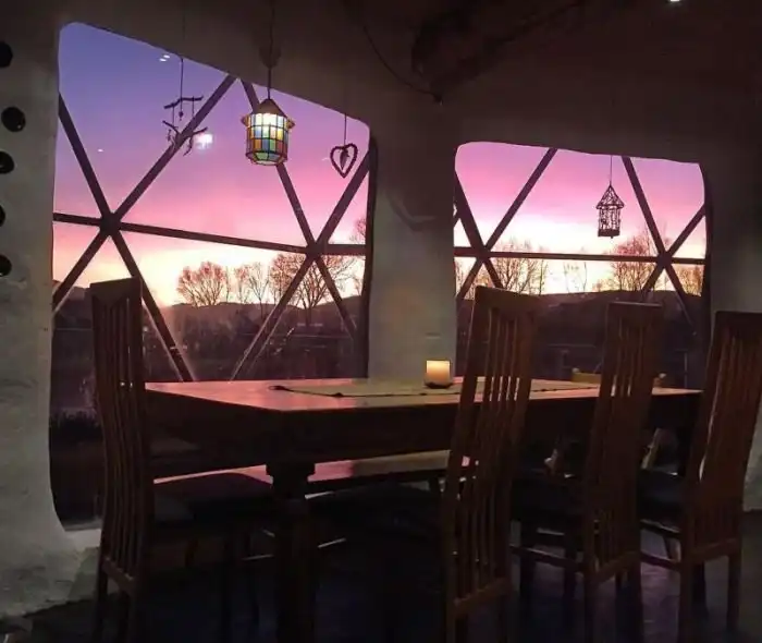 Семья из Норвегии построила эко-дом под стеклянным куполом