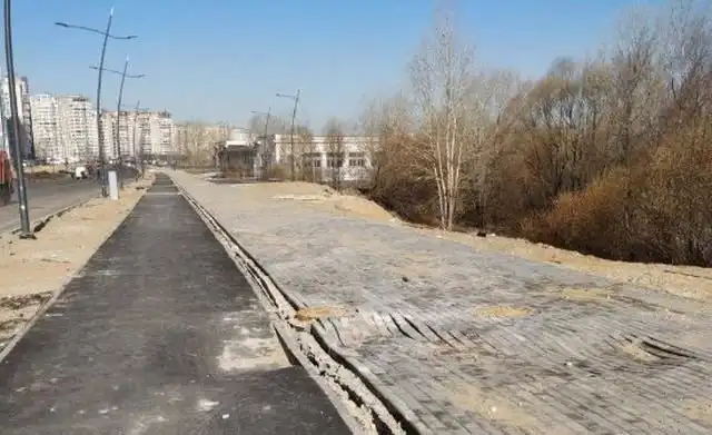 "Пьяные" фонари и тротуар в Нижнем Новгороде