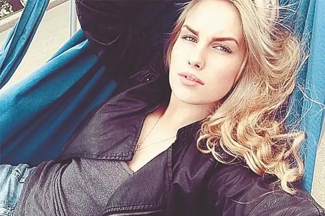 Чем занимается эта очаровательная блондинка?