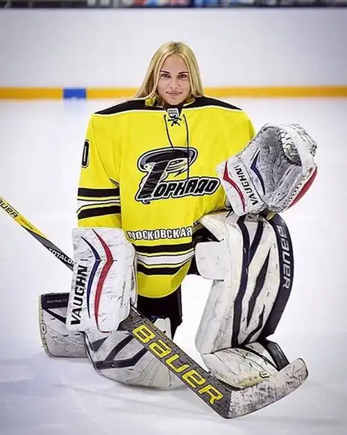 Чем занимается эта очаровательная блондинка?