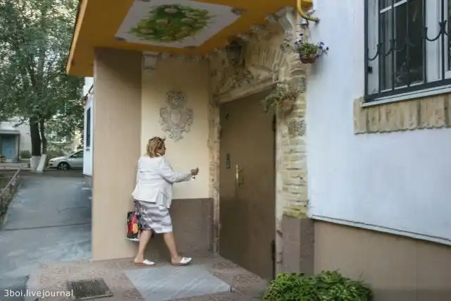 Роскошный подъезд в стиле барокко в обычной многоэтажке Ростова-на-Дону