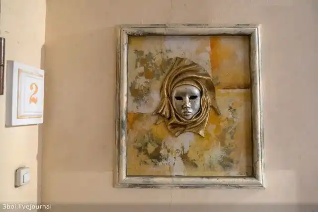 Роскошный подъезд в стиле барокко в обычной многоэтажке Ростова-на-Дону