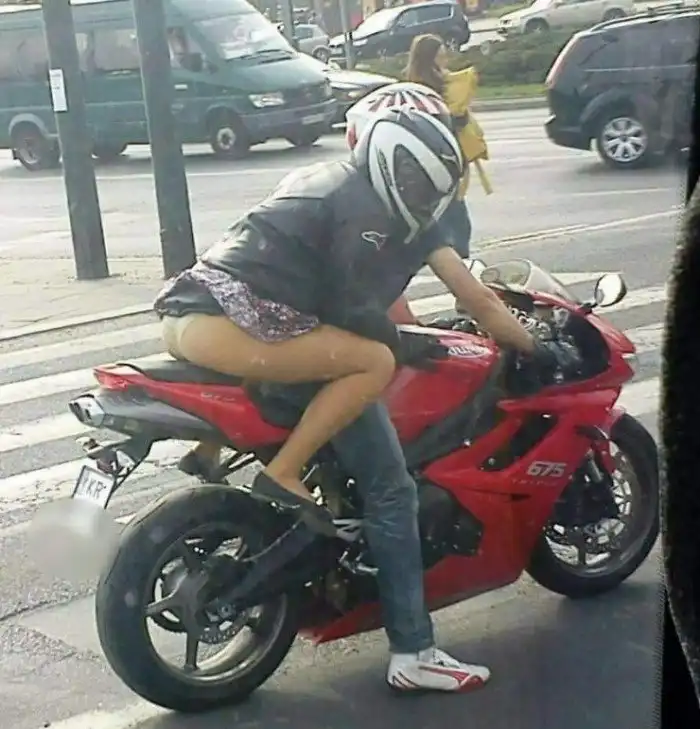 Чем жарче становится, тем меньше одежды на байкершах