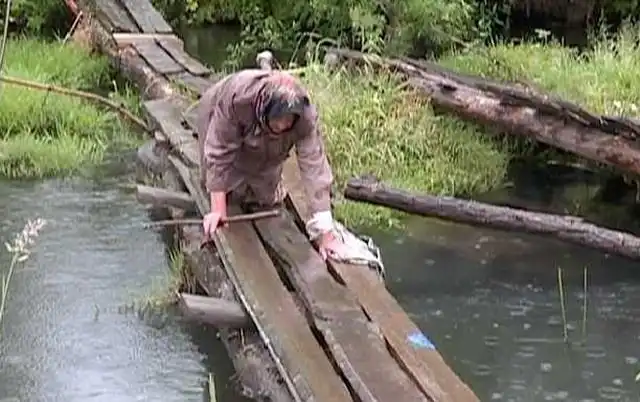 Ветхую переправу, по которой старикам приходилось ползать, заменили