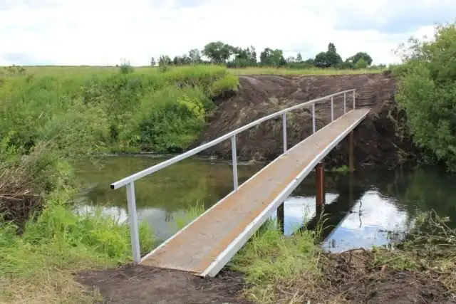 Ветхую переправу, по которой старикам приходилось ползать, заменили