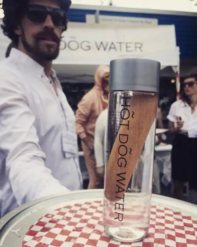 Бутилированная вода из-под хот-догов за 2500 рублей