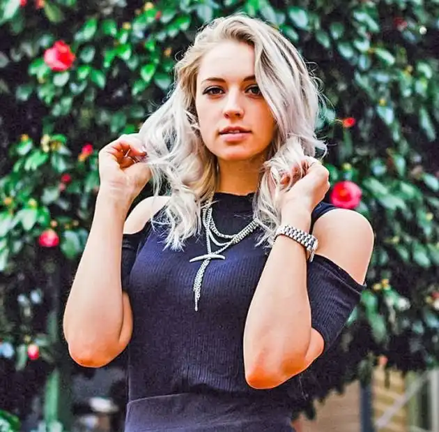 Кем работает эта блондинка?