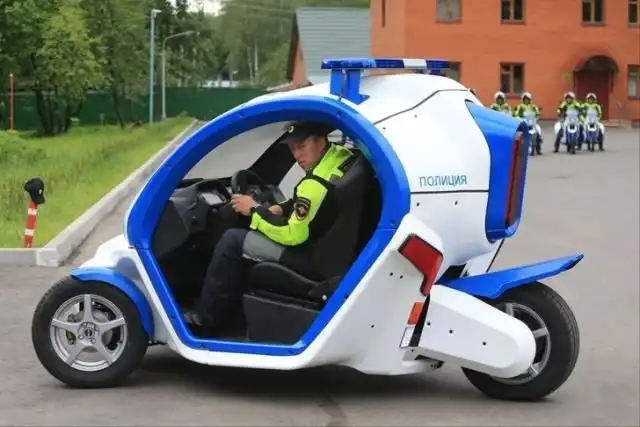 Московская полиция получила от концерна «Калашников» четыре электромобиля «Овум»