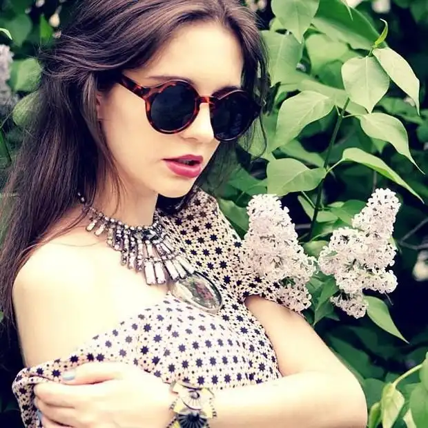 Водитель такси хотел изнасиловать пассажирку, а теперь заставляет ее забрать заявление