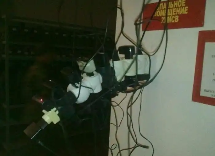 Как заряжают смартфоны в армии