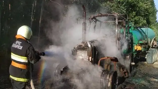 Пьяный тракторист забыл снять стояночный тормоз, и вот, чем это закончилось