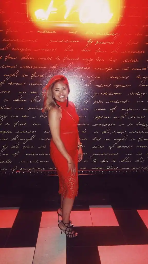 Учительница зарабаотывает, соглашаясь на платные свидания