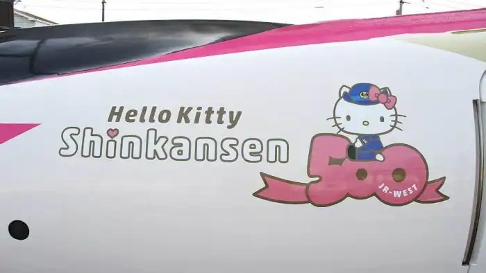 Японский скоростной поезд в стиле Hello Kitty