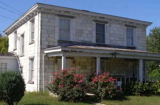 Старый особняк, построенный из необычного материала