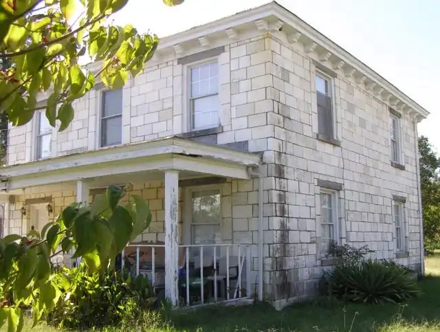 Старый особняк, построенный из необычного материала