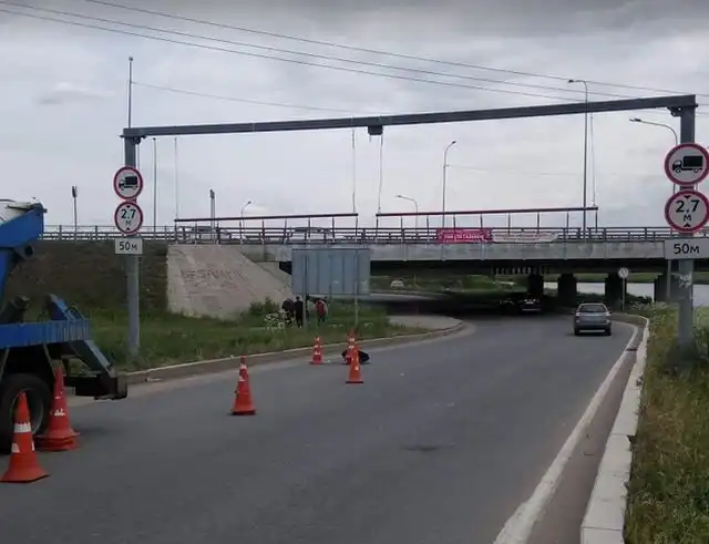 Как власти Санкт-Петербурга пытались уберечь водителей от "Моста глупости"