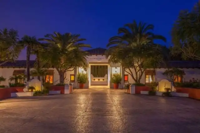 Уникальный особняк, который спускается под землю на 5 этажей