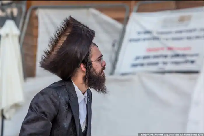 Почему и религиозных евреев такая одежда