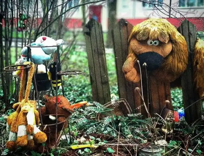 Странные инсталляции из мягких игрушек во дворах