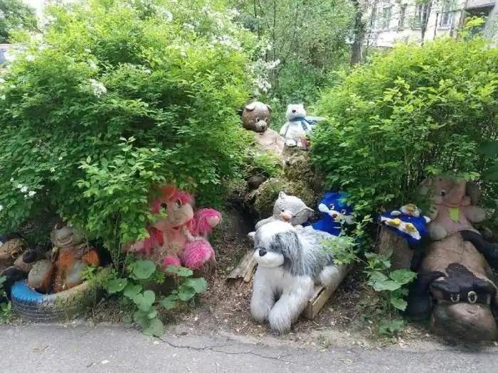 Странные инсталляции из мягких игрушек во дворах
