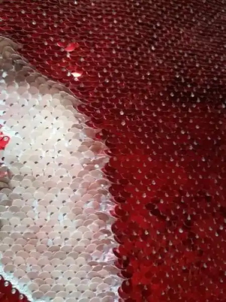 С подушкой с красными блестками и лицом Николаса Кейджа начала твориться какая-то чертовщина