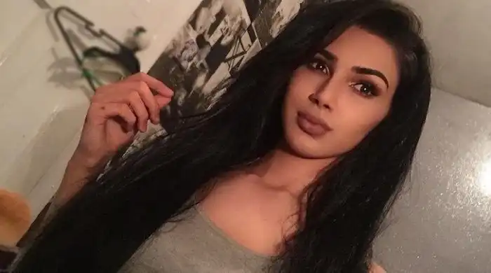 Школьник превратился в пышногрудую даму, формам которой позавидует любая