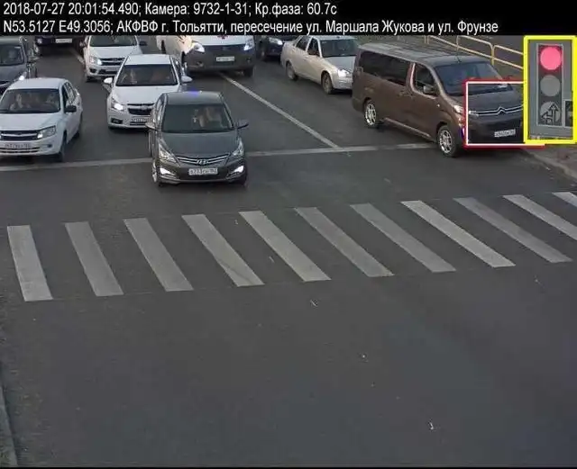 Водитель пропустил скорую помощь на светофоре, за что получил штраф