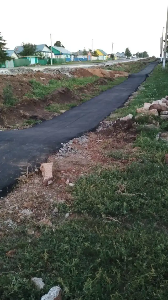 Деревенский тротуар, который оставляет желать лучшего