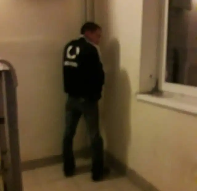 Пьяный дебошир справил нужду в подъезде и поплатился за это