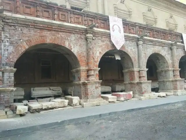 Москвичка обнаружила древние саркофаги в одном из дворов города