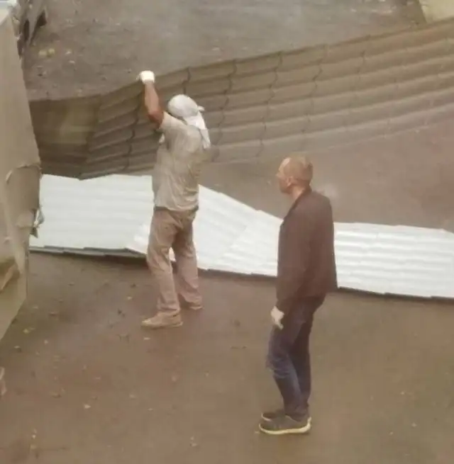 В Челябинской области строители демонтировали крышу многоэтажного дома из-за неоплаченного счета за ремонт