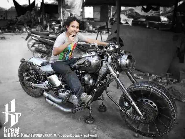 Стимпанк-скульптуры из деталей машин и мотоциклов