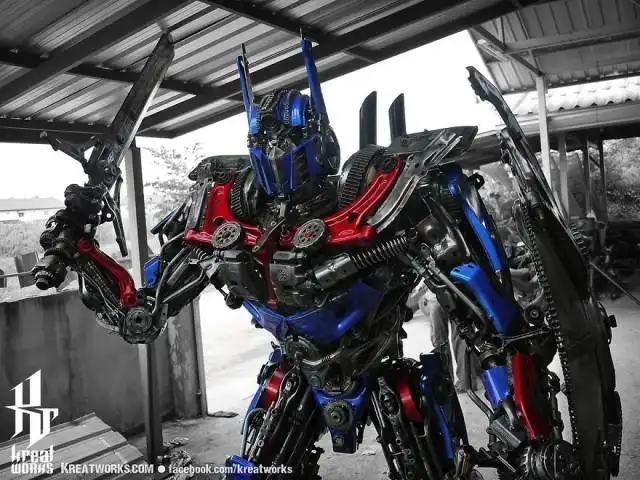 Стимпанк-скульптуры из деталей машин и мотоциклов