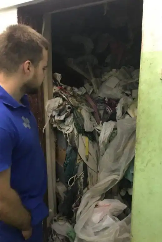 Жительница Москвы превратила свою квартиру в мусорную свалку