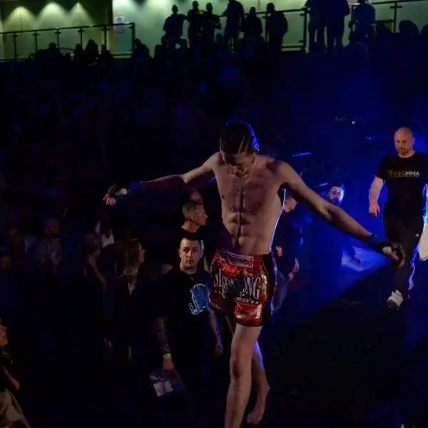 Восемь гопников с ножами решили забрать айфон у парня, а тот оказался бойцом ММА. Но ему это не помогло