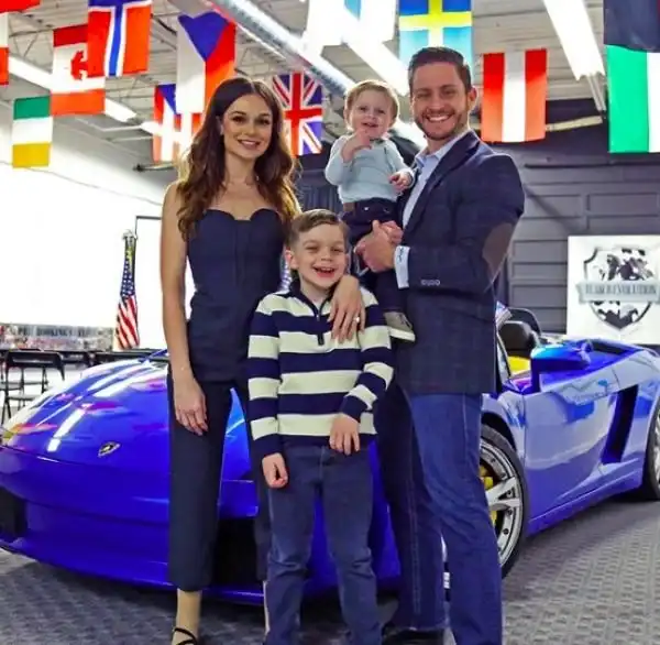 Модель, которой ампутировали ногу в 11 лет, дефилирует по подиуму и позирует в купальнике