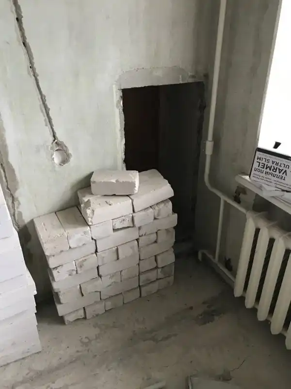 Странная дверь в стене обычной многоэтажки