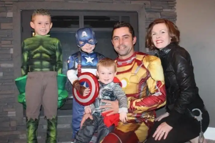 16 семей, которые отлично подготовились к Хеллоуину, подобрав забавные костюмы